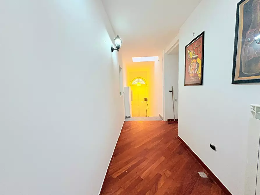 Immagine 9 di Appartamento in vendita  in Via Nunziatella a Napoli