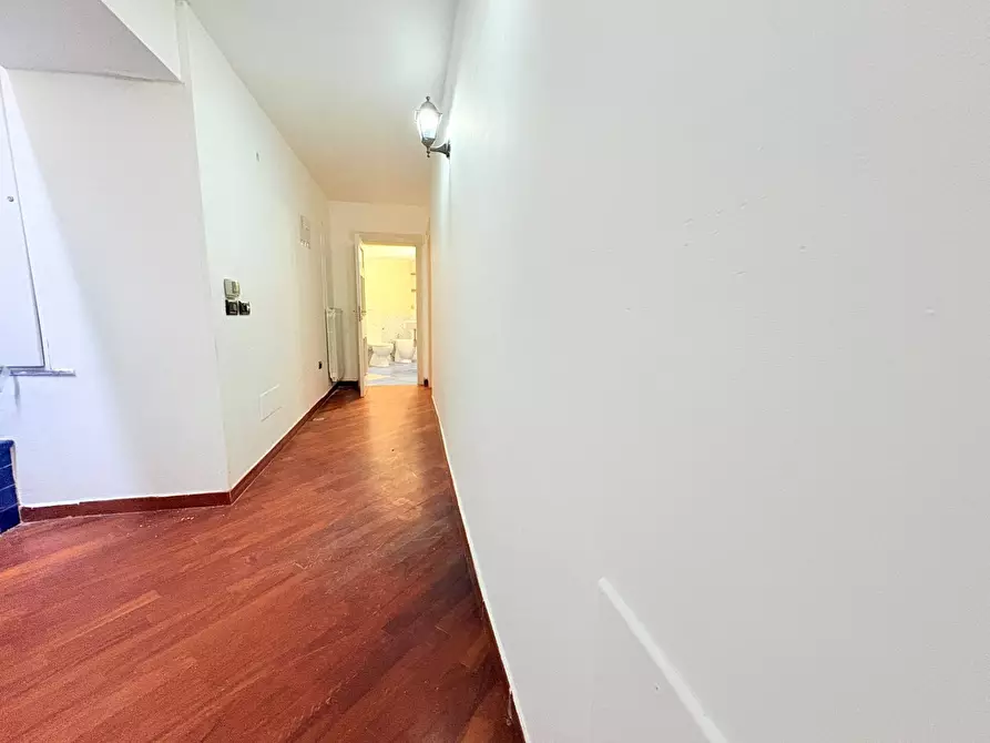 Immagine 11 di Appartamento in vendita  in Via Nunziatella a Napoli
