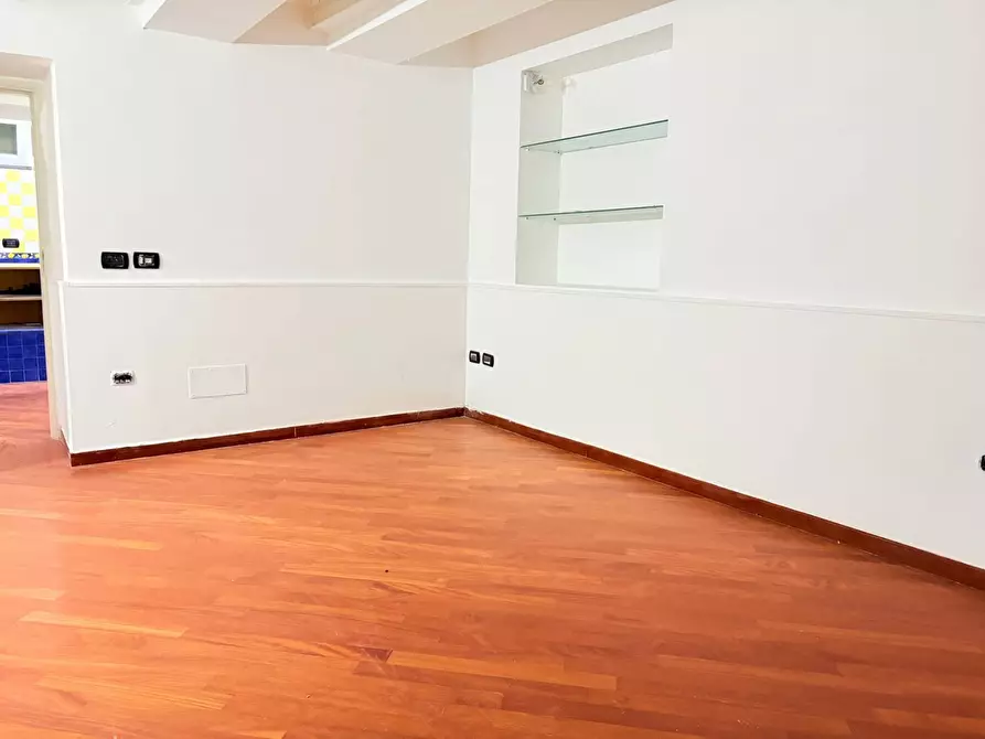 Immagine 12 di Appartamento in vendita  in Via Nunziatella a Napoli