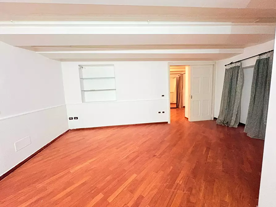 Immagine 14 di Appartamento in vendita  in Via Nunziatella a Napoli