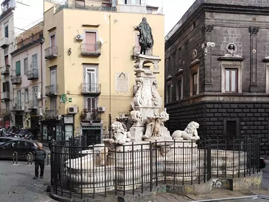 Immagine 1 di Appartamento in vendita  in Piazza Santa Maria La Nova 1 a Napoli