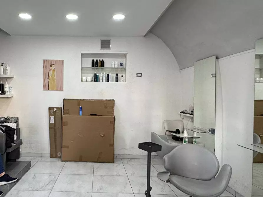 Immagine 3 di Locale commerciale in vendita  in Via Don Luigi Sturzo a Napoli