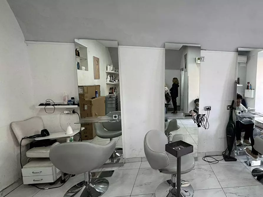 Immagine 4 di Locale commerciale in vendita  in Via Don Luigi Sturzo a Napoli