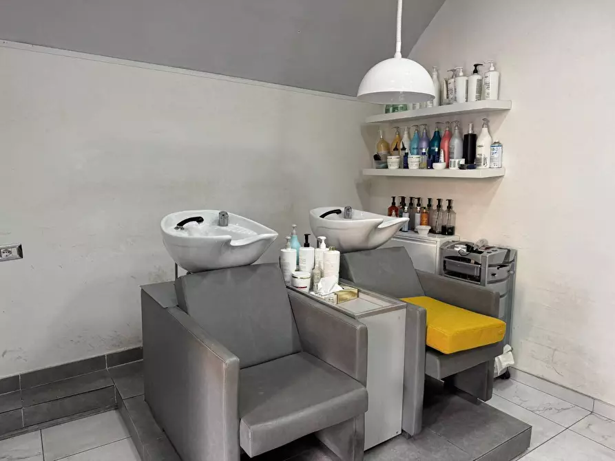 Immagine 7 di Locale commerciale in vendita  in Via Don Luigi Sturzo a Napoli
