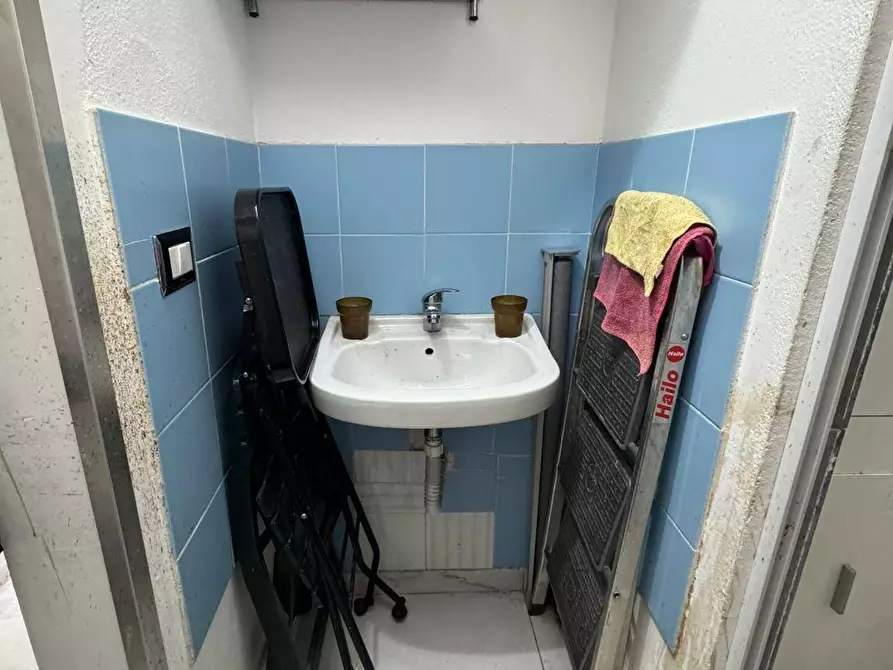 Immagine 10 di Locale commerciale in vendita  in Via Don Luigi Sturzo a Napoli