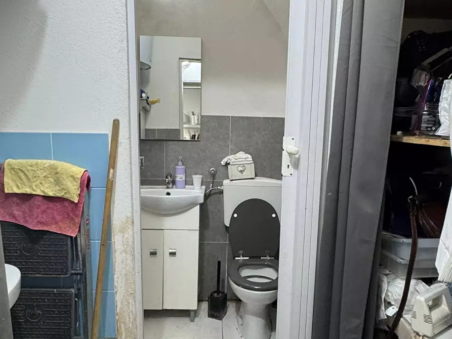 Immagine 11 di Locale commerciale in vendita  in Via Don Luigi Sturzo a Napoli