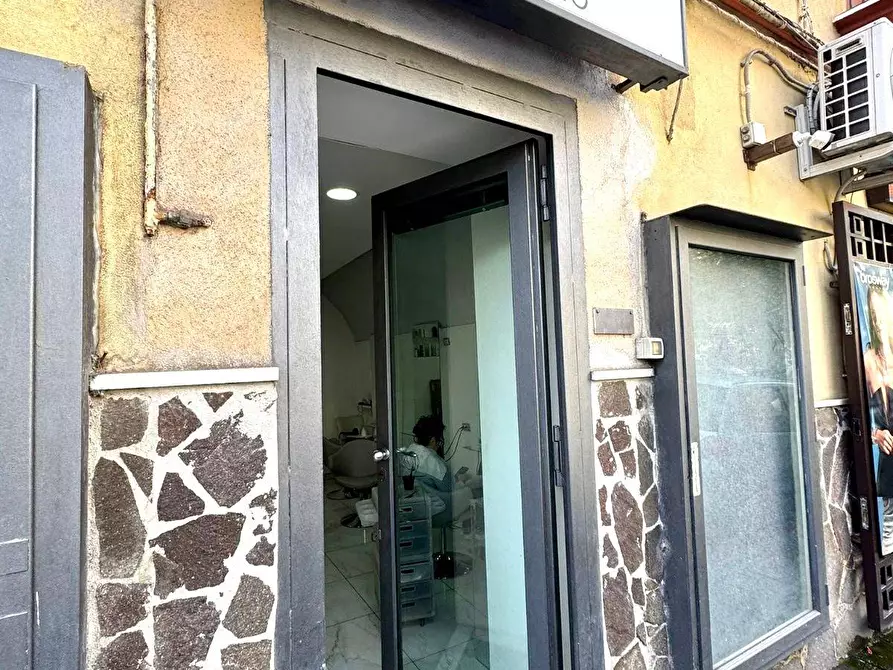 Immagine 13 di Locale commerciale in vendita  in Via Don Luigi Sturzo a Napoli