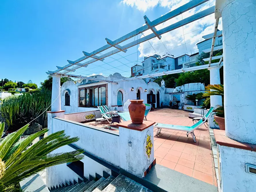 Immagine 1 di Villa in vendita  in Via Linaro a Anacapri