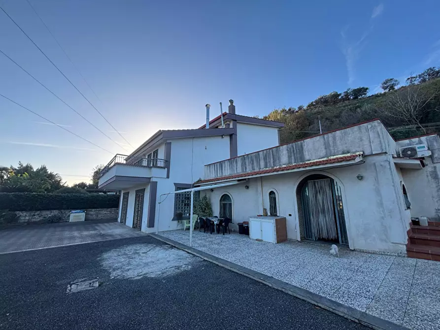 Immagine 1 di Villa in vendita  in Via Campiglione a Pozzuoli