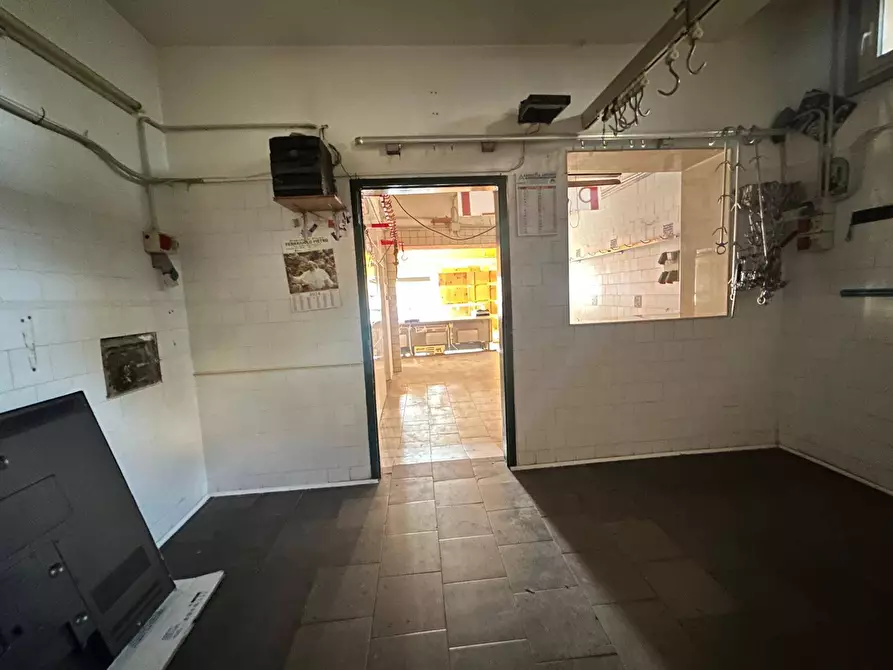 Immagine 10 di Attività commerciale in affitto  in Via Filippo Turati a Cardito