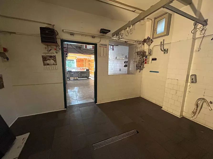 Immagine 11 di Attività commerciale in affitto  in Via Filippo Turati a Cardito