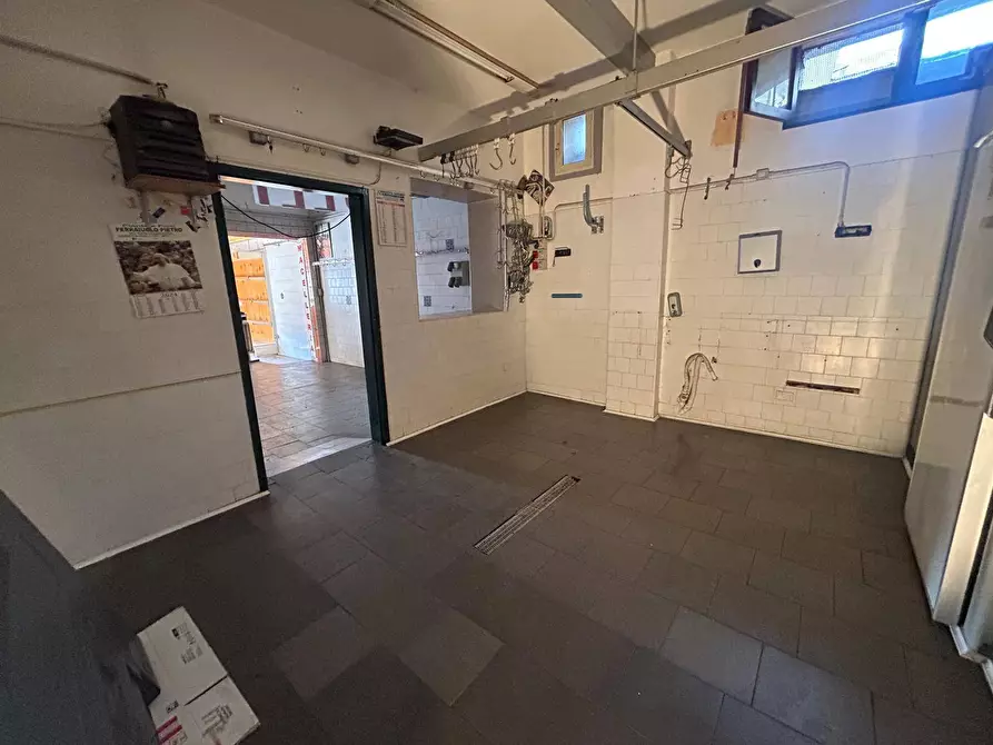 Immagine 12 di Attività commerciale in affitto  in Via Filippo Turati a Cardito