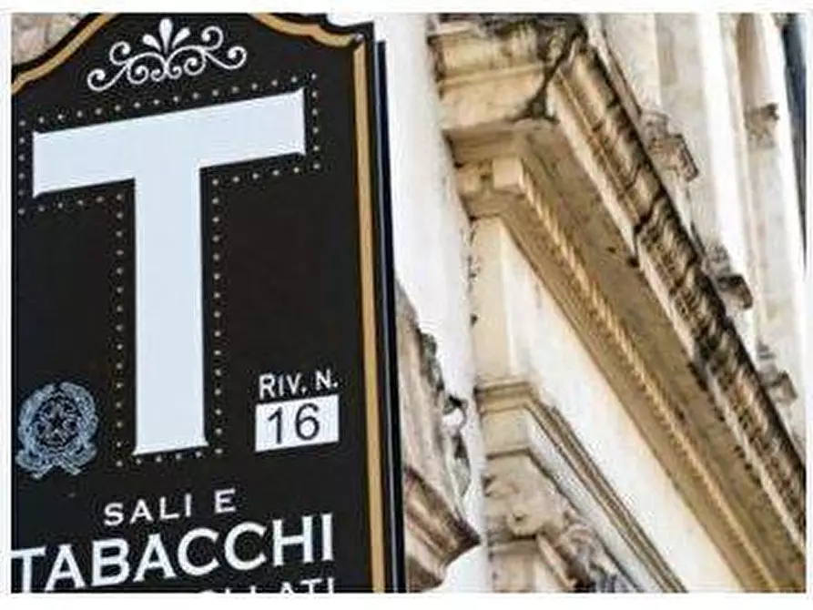 Immagine 1 di Locale commerciale   in Via Pigna a Napoli