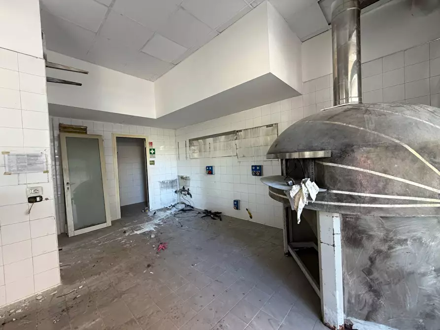 Immagine 10 di Locale commerciale in affitto  in via giotto a Pomigliano D'arco