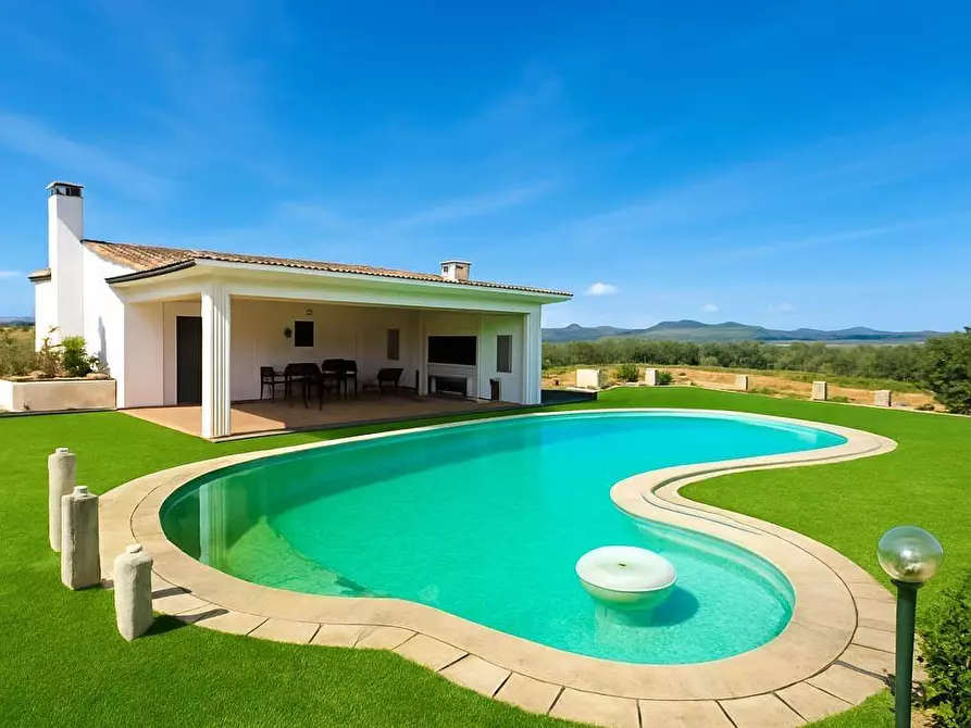 Immagine 1 di Villa in vendita  in Le  Saline a Olbia
