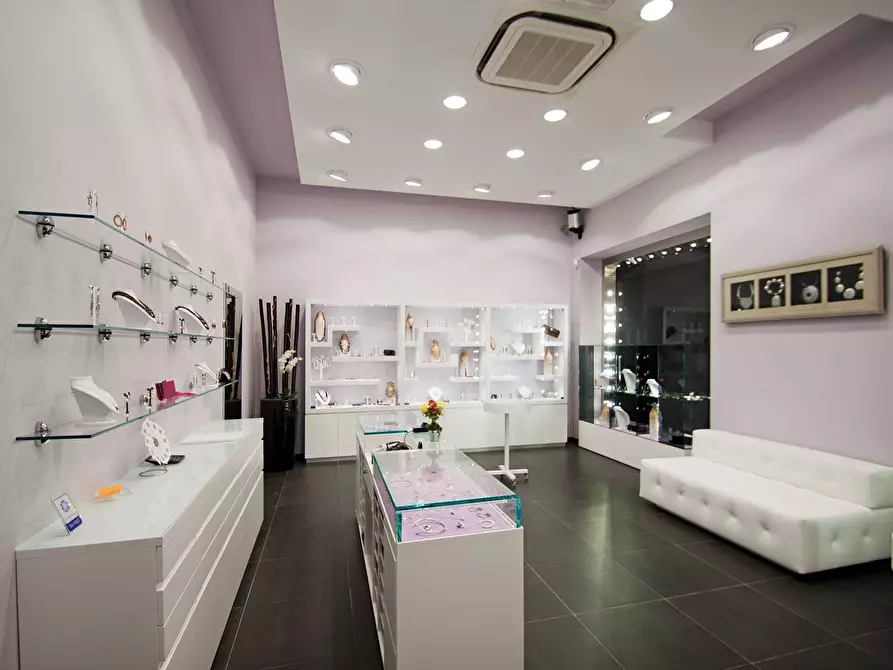 Immagine 1 di Locale commerciale in affitto  in Viale Terenzio Mamiani 36 a Firenze