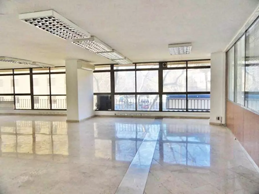 Immagine 6 di Locale commerciale in affitto  in Viale Francesco Redi 4 a Firenze