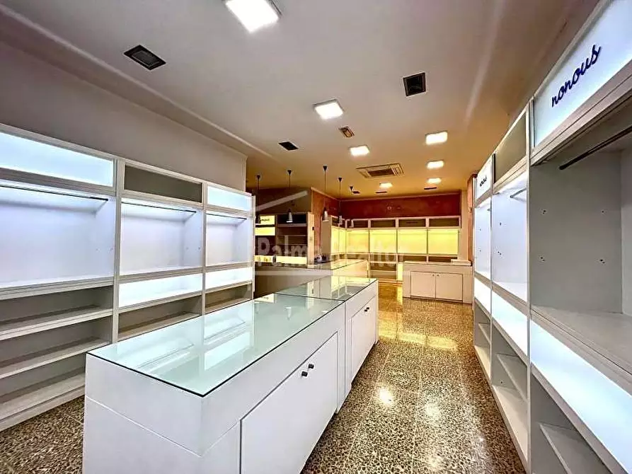 Immagine 1 di Locale commerciale in affitto  in Viale Europa 183 a Firenze