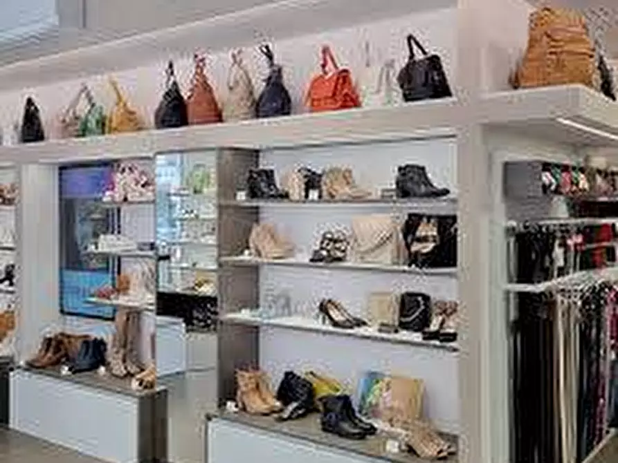 Immagine 5 di Locale commerciale in vendita  in Via Aretina a Firenze