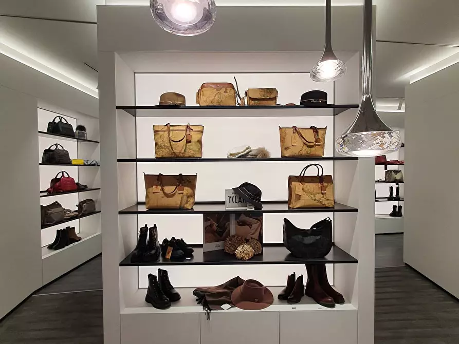 Immagine 3 di Locale commerciale in vendita  in Via Aretina a Firenze