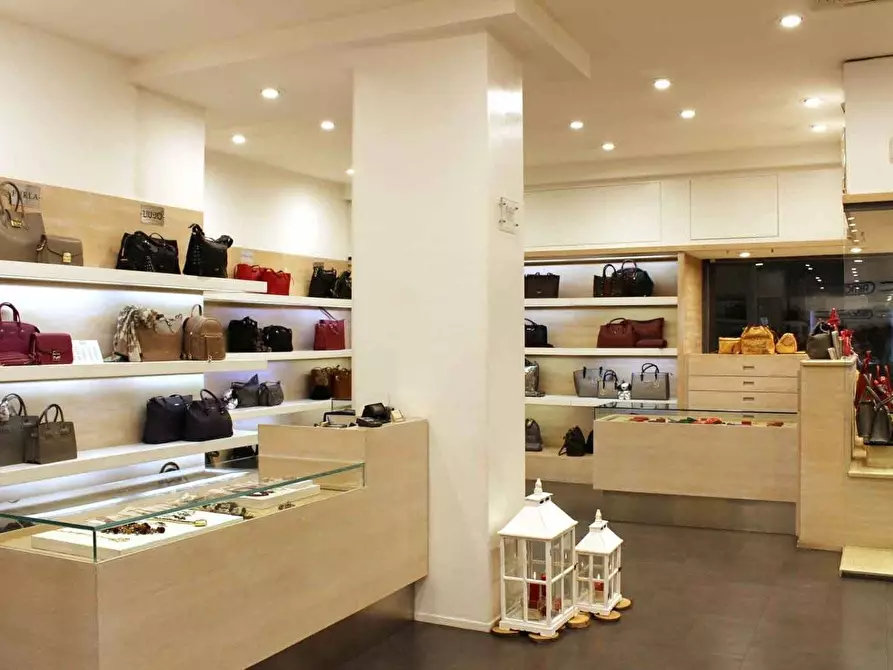 Immagine 1 di Locale commerciale in vendita  in Via Aretina a Firenze