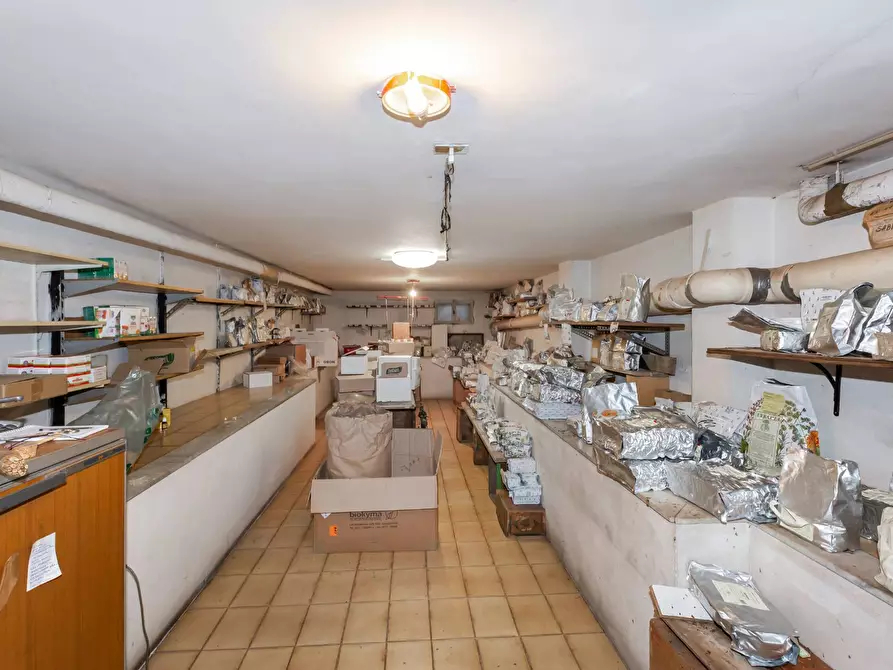 Immagine 6 di Locale commerciale in vendita  in Via Val Della Torre 84 a Torino