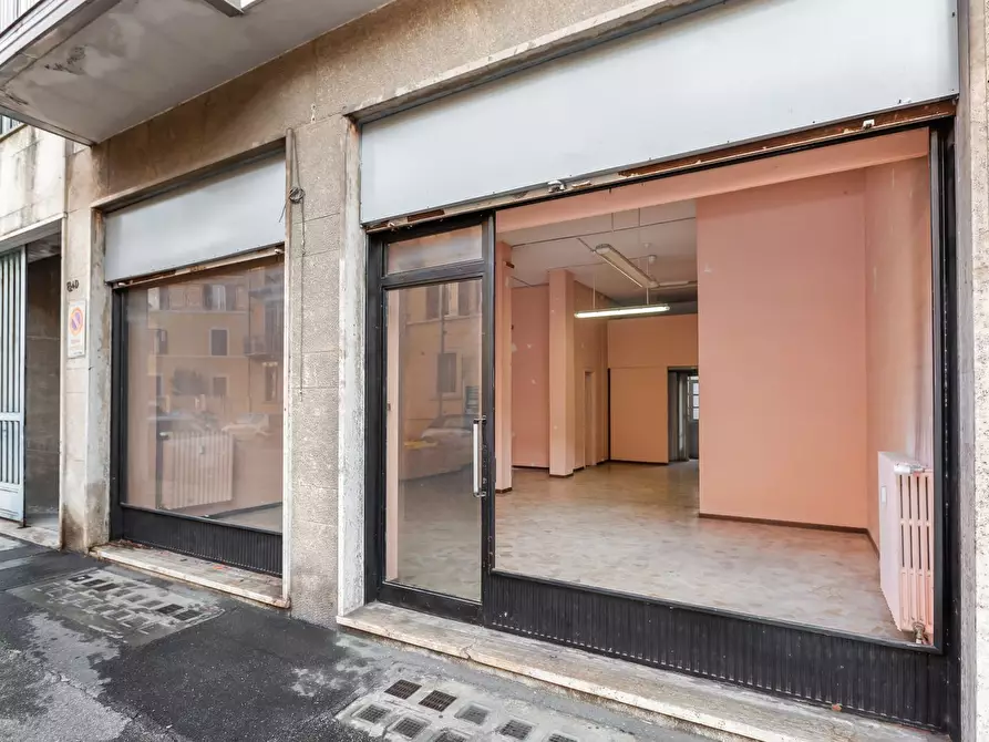 Immagine 3 di Locale commerciale in vendita  in Via Verolengo 184 a Torino