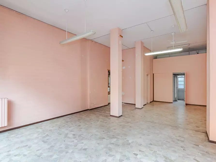 Immagine 2 di Locale commerciale in vendita  in Via Verolengo 184 a Torino