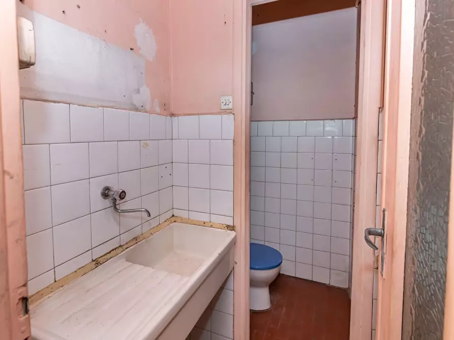 Immagine 10 di Locale commerciale in vendita  in Via Verolengo 184 a Torino