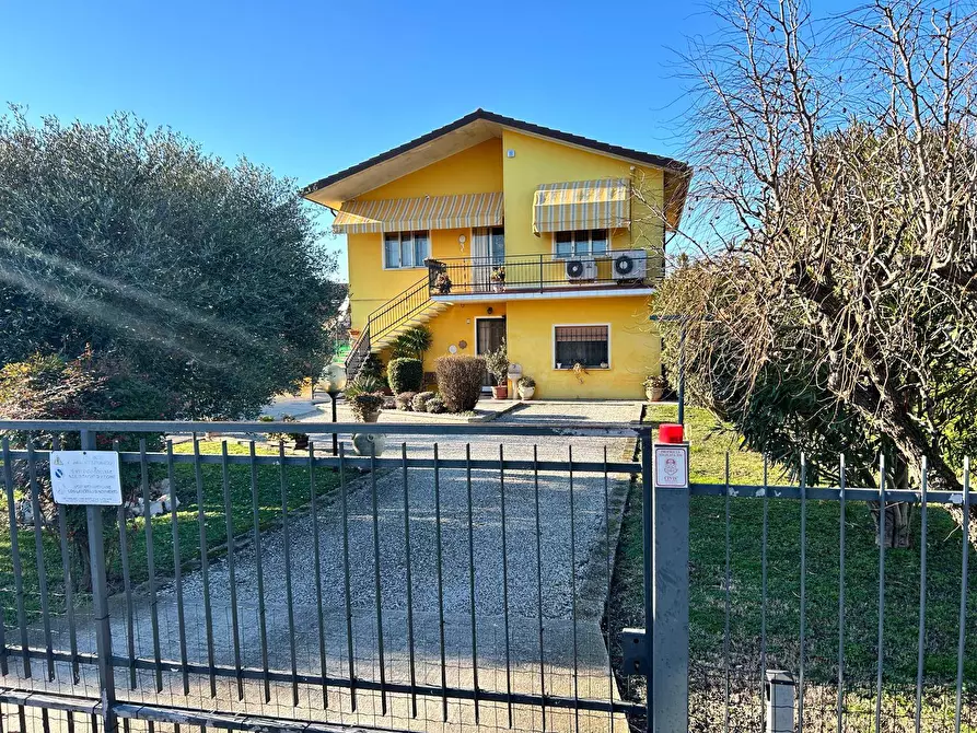Immagine 1 di Villa in vendita  in via volturno 19 a Rovigo