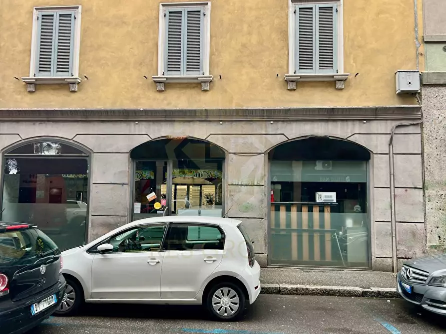 Immagine 1 di Locale commerciale in vendita  in Via Camillo Benso Conte di Cavour 1 a Monza
