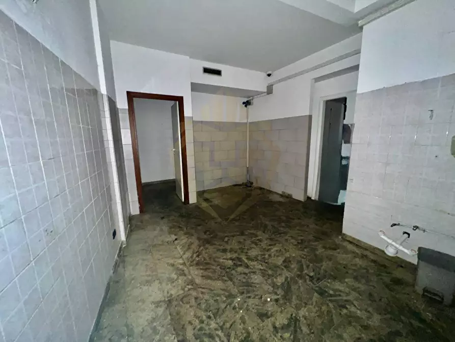 Immagine 11 di Locale commerciale in vendita  in Via Camillo Benso Conte di Cavour 1 a Monza