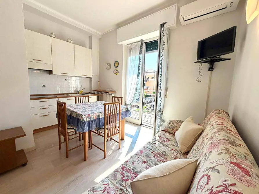 Immagine 4 di Appartamento in vendita  in Piazza Giuseppe Maglione 10 a Diano Marina