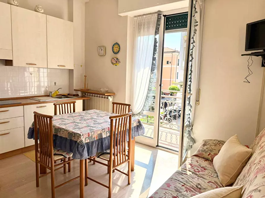 Immagine 5 di Appartamento in vendita  in Piazza Giuseppe Maglione 10 a Diano Marina