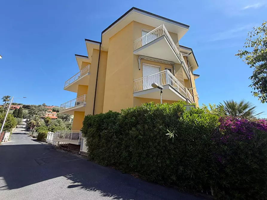 Immagine 1 di Appartamento in vendita  in Via Raffaello Sanzio a Diano Marina