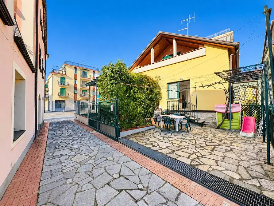 Immagine 19 di Appartamento in vendita  in Via Roma a San Bartolomeo Al Mare