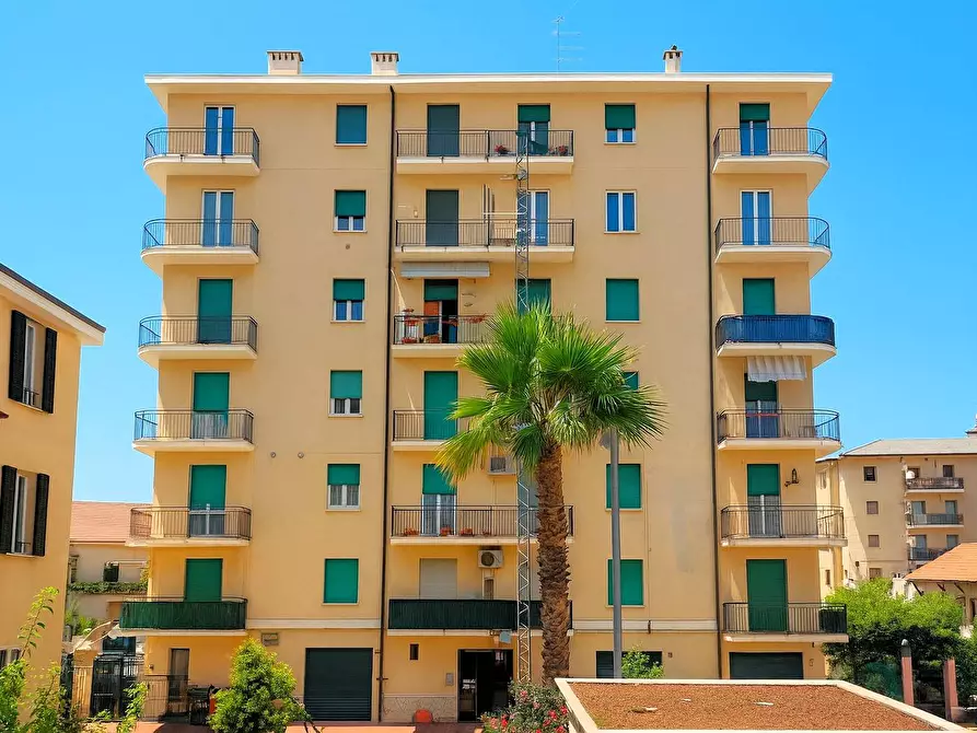 Immagine 1 di Appartamento in vendita  in Piazza Mameli a Imperia
