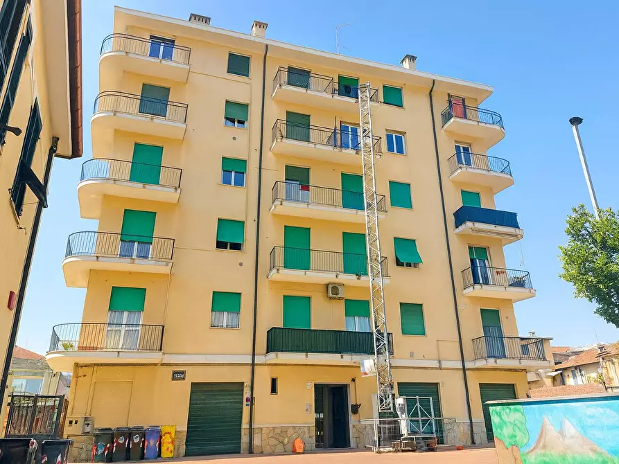 Immagine 2 di Appartamento in vendita  in Piazza Mameli a Imperia