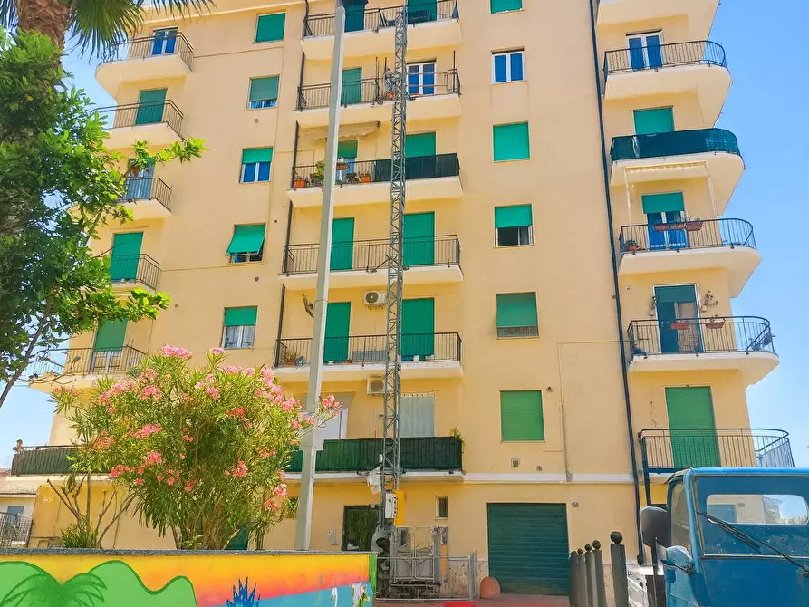 Immagine 34 di Appartamento in vendita  in Piazza Mameli a Imperia