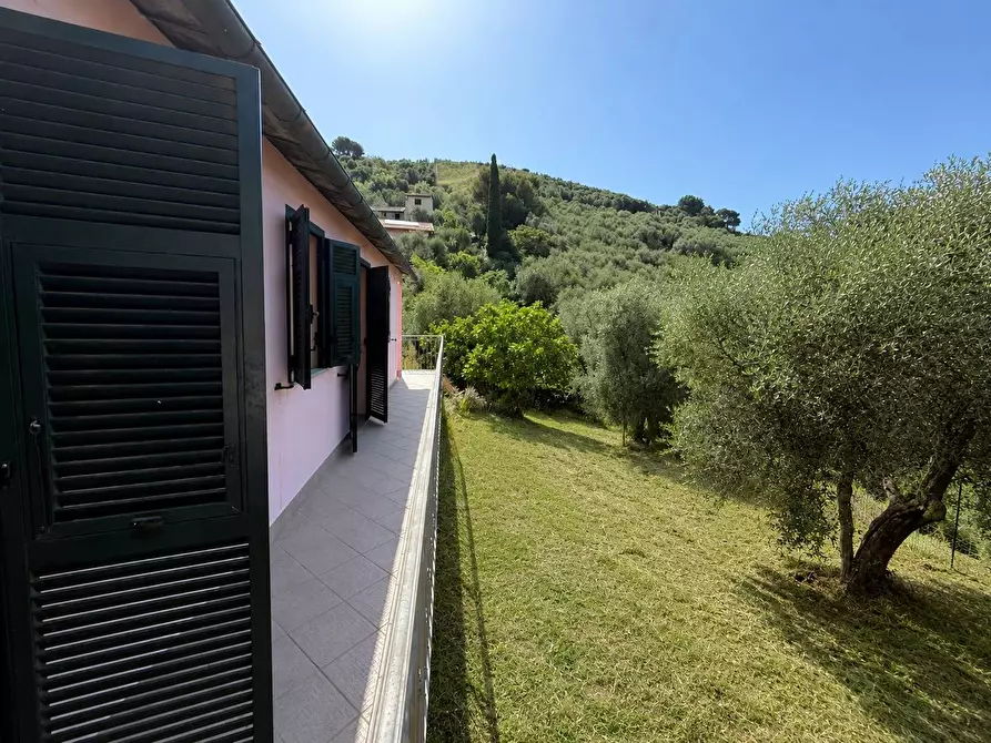 Immagine 2 di Villa in vendita  in Via Fanny Roncati Carli a Imperia