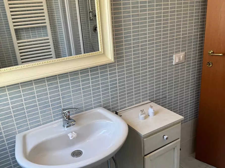 Immagine 25 di Locale commerciale in vendita  a Alba Adriatica