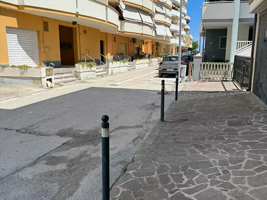 Immagine 40 di Locale commerciale in vendita  a Alba Adriatica