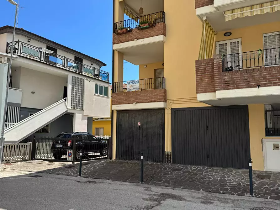 Immagine 39 di Locale commerciale in vendita  a Alba Adriatica