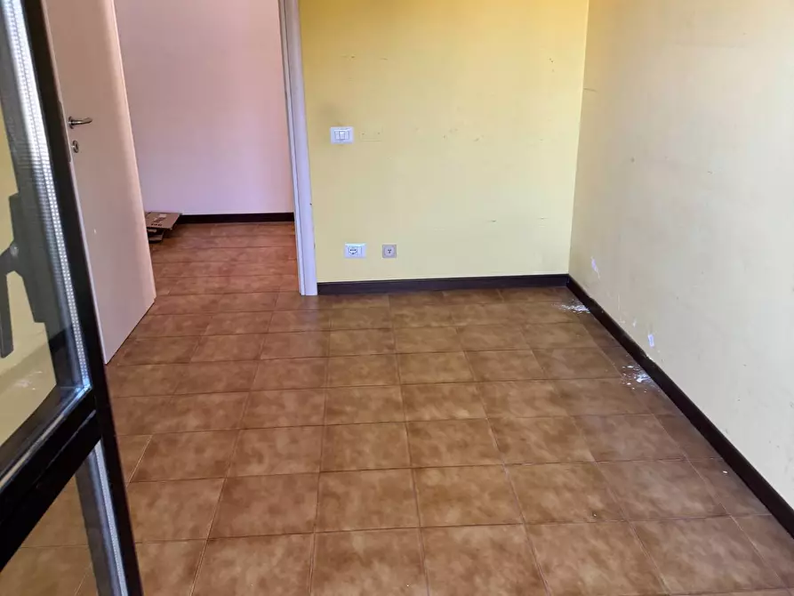 Immagine 28 di Locale commerciale in vendita  in via XXIV maggio a Tortoreto