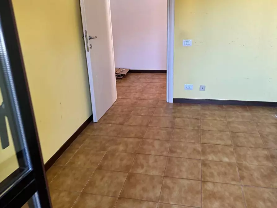 Immagine 29 di Locale commerciale in vendita  in via XXIV maggio a Tortoreto