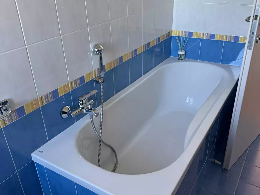 Immagine 37 di Locale commerciale in vendita  in via XXIV maggio a Tortoreto