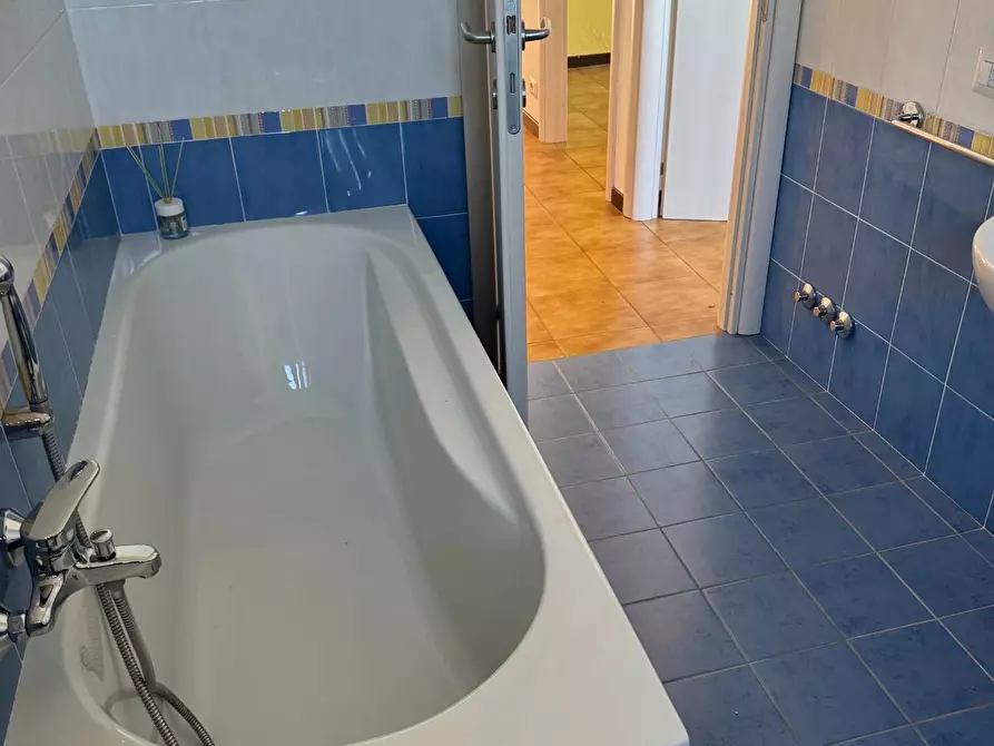 Immagine 41 di Locale commerciale in vendita  in via XXIV maggio a Tortoreto