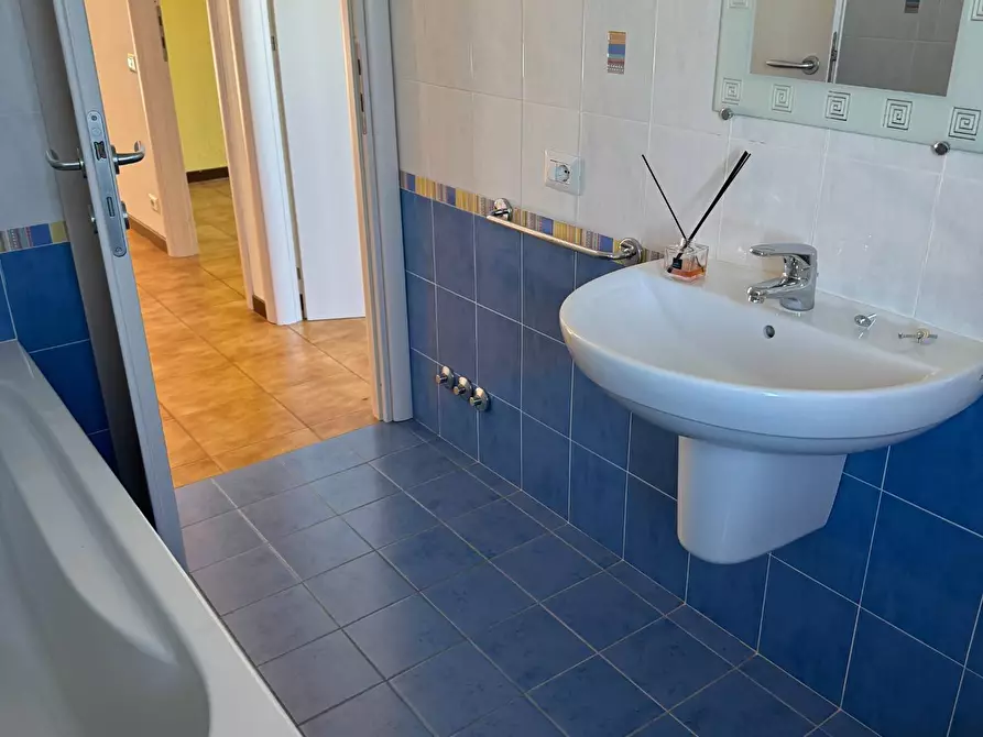 Immagine 42 di Locale commerciale in vendita  in via XXIV maggio a Tortoreto