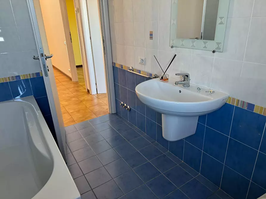 Immagine 40 di Locale commerciale in vendita  in via XXIV maggio a Tortoreto