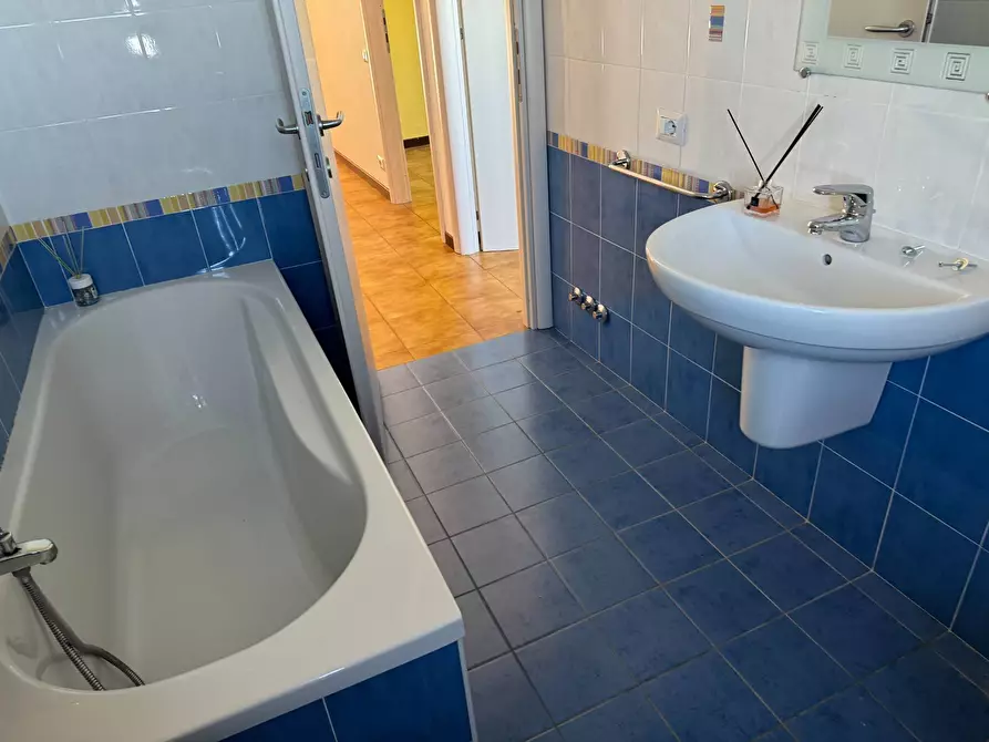 Immagine 43 di Locale commerciale in vendita  in via XXIV maggio a Tortoreto